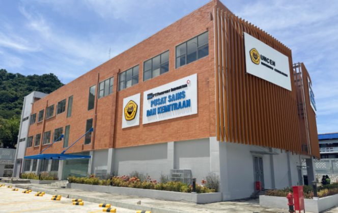 
					Gedung Pusat Sains dan Kemitraan Uncen di Abepura, Kota Jayapura dibangun PTFI di atas lahan 4.800 m² dengan luas bangunan 2.800 m², dilengkapi taman dan plaza serta area parkir seluas 1.300 m². (Foto dok: PTFI) 