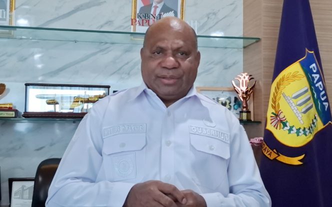 
					Gubernur Papua, Matius D Fakhiri saat menyampaikan keterangan pers. (KabarPapua.co/Imelda)