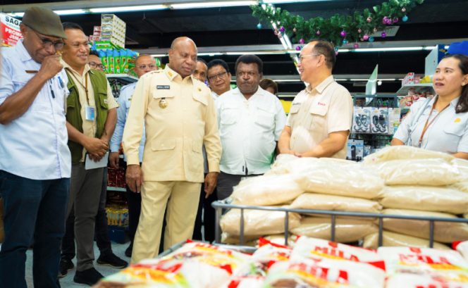 
					Saat Gubernur Papua Matius Fakhiri sidak bersama Tim Pengendali Inflasi Daerah (TPID) di pusat distribusi dan ritel modern di Kota Jayapura. (KabarPapua.co/Imelda)