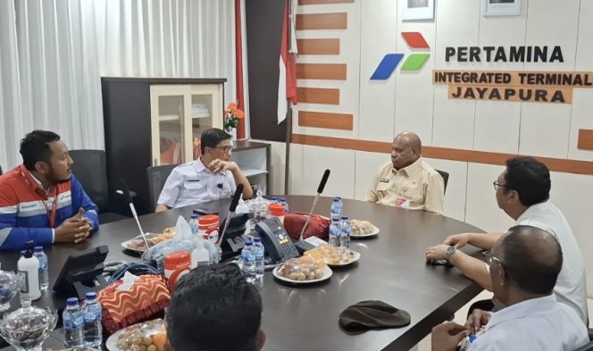 
					Gubernur Papua Matius D. Fakhiri saat lakukan pertemuan dengan pihak Pertamina. (KabarPapua.co/Imelda)