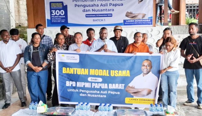
					Ketua BPD HIPMI Papua Barat Lamek Dowansiba bersama peserta pelatihan saat peluncuran Program Pelatihan dan Pemberian Bantuan Modal Usaha di Manokwari, Senin, 15 Desember 2025. (Foto IST)