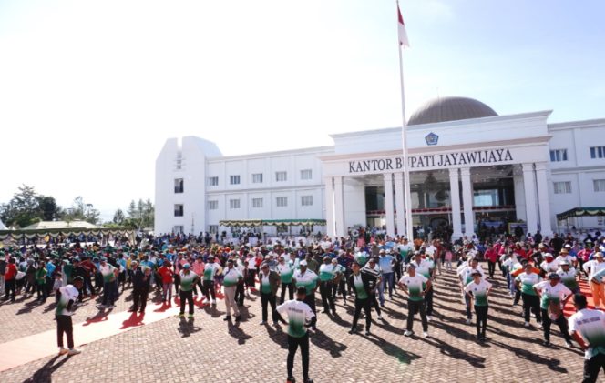 
					Kemeriahan HUT ke-69 Kota Wamena dengan menari dan senam sehat bersamai di halaman Kantor Bupati Jayawijaya. (KabarPapua.co/Agris Wistrijaya)
