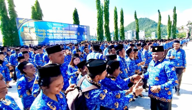 
					Gubernur Papua, Matius Fakhiri saat menyalami ASN pada HUT ke-54 Korpri. Foto:Imelda/KabarPapua.co