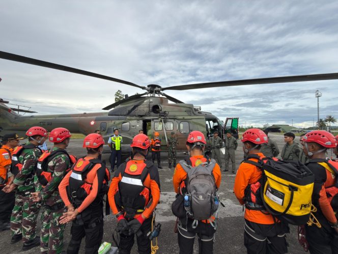 
					Helikopter Super Puma yang terlibat dalam pencarian korban Tragedi Tanjung Andei Yapen. Foto: Humas Kantor Pencarian dan Pertolongan (SAR) Biak