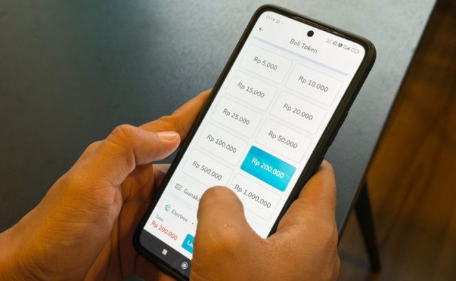 
					Ilustrasi seorang pelanggan sedang melakukan transaksi pembelian token listrik melalui aplikasi PLN Mobile. (Foto dok: PLN)