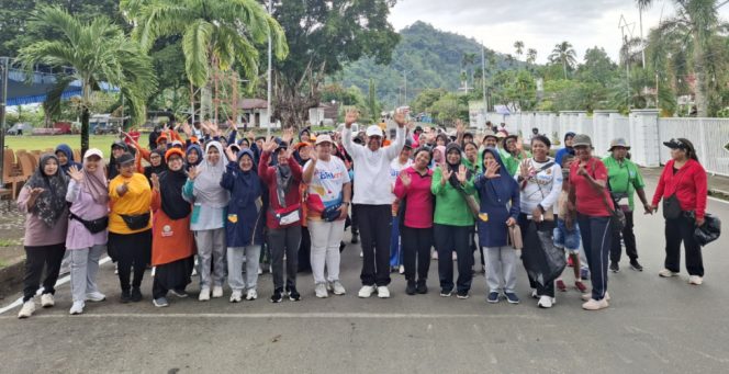 
					Jalan santai sehat GOW Kepulauan Yapen.Foto: Ainun Faathirjal/KabarPapua.co 
