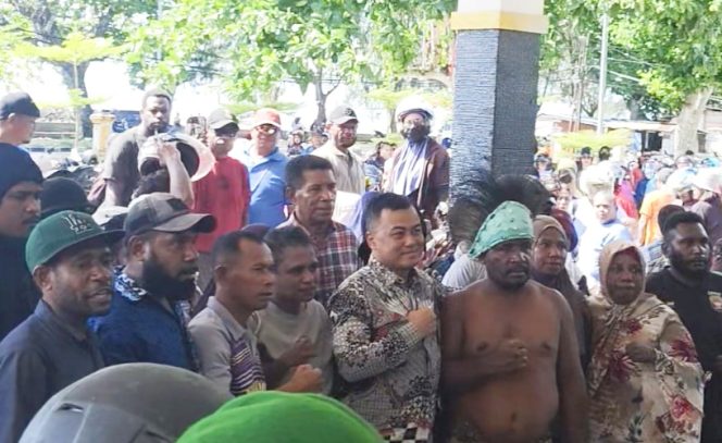 
					Kepala Kantor Regional XIV Manokwari, Basuki Ari Wicaksono (baju batik) saat pose bersama peserta aksi usia berdialog, Kamis 18 Desember 2025. (KabarPapua.co/Yosias Wambrauw)