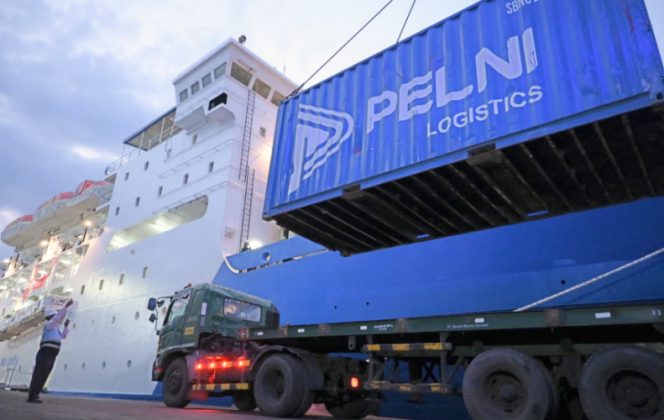 
					Salah satu kapal milik PELNI saat mengangkut peti kemas logistik. (Dok PELNI)