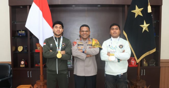 
					Kapolda Papua, Irjen Pol Patrige Renwarin bersama dua atlet Sea Games yang juga personel Polda Papua. Foto: Humas Polda Papua 