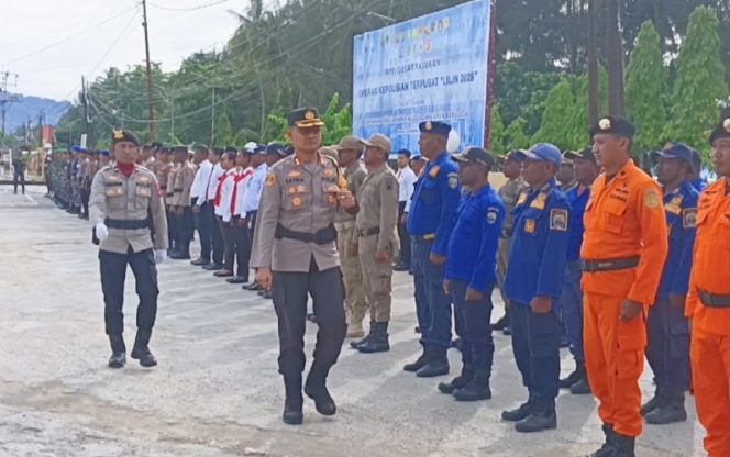 
					Kapolres Kaimana, AKBP Satria Dwi Dharma saat memeriksa pasukan. (KabarPapua.co/Yosias Wambrauw)