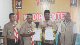 Plh Ketua Bawaslu Kaimana Abdul Malik Furu (Kedua dari Kiri) bersama Ketua Gerakan Pramuka Kwartir Cabang 3306 Kaimana, Hasbullah Furuada (kedua dari kanan) usai teken MoU. (IST)