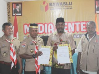 Plh Ketua Bawaslu Kaimana Abdul Malik Furu (Kedua dari Kiri) bersama Ketua Gerakan Pramuka Kwartir Cabang 3306 Kaimana, Hasbullah Furuada (kedua dari kanan) usai teken MoU. (IST)