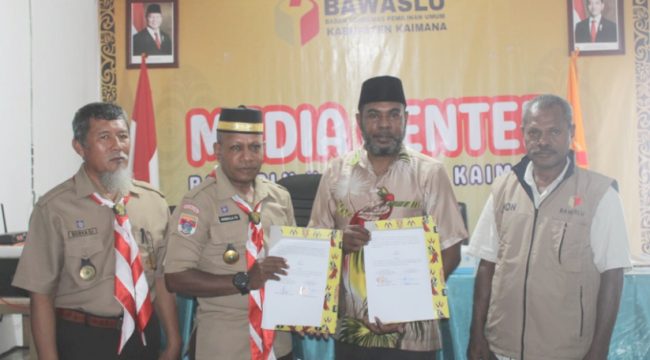 Plh Ketua Bawaslu Kaimana Abdul Malik Furu (Kedua dari Kiri) bersama Ketua Gerakan Pramuka Kwartir Cabang 3306 Kaimana, Hasbullah Furuada (kedua dari kanan) usai teken MoU. (IST)