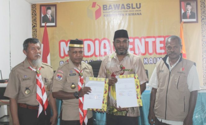 
					Plh Ketua Bawaslu Kaimana Abdul Malik Furu (Kedua dari Kiri) bersama Ketua Gerakan Pramuka Kwartir Cabang 3306 Kaimana, Hasbullah Furuada (kedua dari kanan) usai teken MoU. (IST)