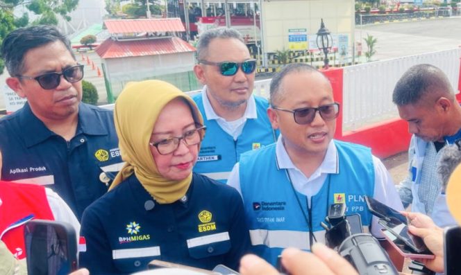 
					Ketua Tim Posko Satgas Nasional Sektor ESDM Nataru 2025-2026 Erika Retnowati dan General Manager PLN UIW Papua dan Papua Barat Diksi Erfani Umar saat memberikan keterangan kepada wartawan di Kota Jayapura. (KabarPapua/Cunding Levi)