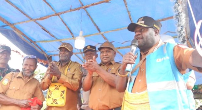 
					Bupati Dogiyai, Yudas Tebai menyatakan kesiapan pemda dukung program pelayanan listrik di Kabupaten Dogiyai. (Foto dok: PLN Papua) 