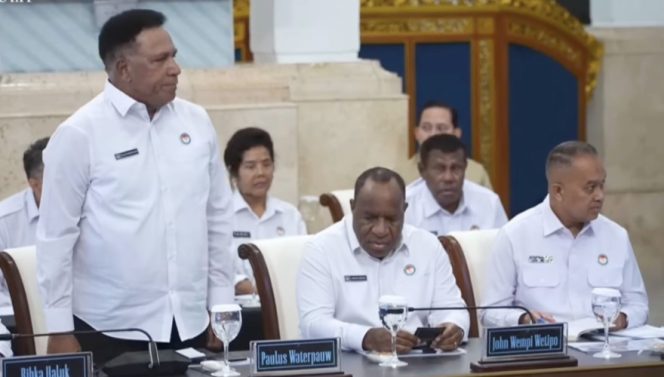 
					Anggota Komite Eksekutif Percepatan Pembangunan Otonomi Khusus Papua (KEPP Otsus Papua), Paulus Waterpauw saat berada di Istana Jakarta. 
Foto: Biro Pers, Media dan Informasi Sekretariat Presiden