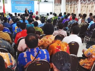 Para guru honorer SD mengikuti Pelatihan Kurikulum Merdeka di Hotel Merpati Serui. (KabarPapua.co/Ainun Faathirjal)
