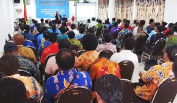 Para guru honorer SD mengikuti Pelatihan Kurikulum Merdeka di Hotel Merpati Serui. (KabarPapua.co/Ainun Faathirjal)
