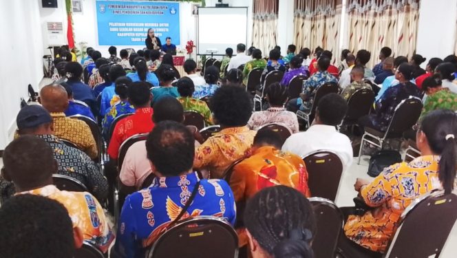 
					Para guru honorer SD mengikuti Pelatihan Kurikulum Merdeka di Hotel Merpati Serui. (KabarPapua.co/Ainun Faathirjal)
