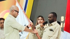 Ketua Umum HIPMI, Akbar Himawan Buchari saat memberikan bendera petaka kepada Ketua BPD HIPMI Papua Barat Lamek Dowansiba usai pengambilan sumpah di acara pelantikan, 15 November 2025 lalu di Kaimana. (KabarPapua.co/Yosias Wambrauw)