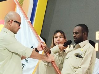 Ketua Umum HIPMI, Akbar Himawan Buchari saat memberikan bendera petaka kepada Ketua BPD HIPMI Papua Barat Lamek Dowansiba usai pengambilan sumpah di acara pelantikan, 15 November 2025 lalu di Kaimana. (KabarPapua.co/Yosias Wambrauw)