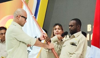 Ketua Umum HIPMI, Akbar Himawan Buchari saat memberikan bendera petaka kepada Ketua BPD HIPMI Papua Barat Lamek Dowansiba usai pengambilan sumpah di acara pelantikan, 15 November 2025 lalu di Kaimana. (KabarPapua.co/Yosias Wambrauw)
