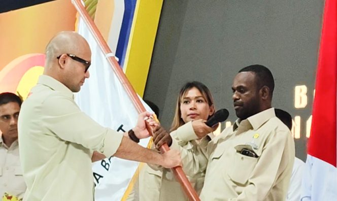 
					Ketua Umum HIPMI, Akbar Himawan Buchari saat memberikan bendera petaka kepada Ketua BPD HIPMI Papua Barat Lamek Dowansiba usai pengambilan sumpah di acara pelantikan, 15 November 2025 lalu di Kaimana. (KabarPapua.co/Yosias Wambrauw)