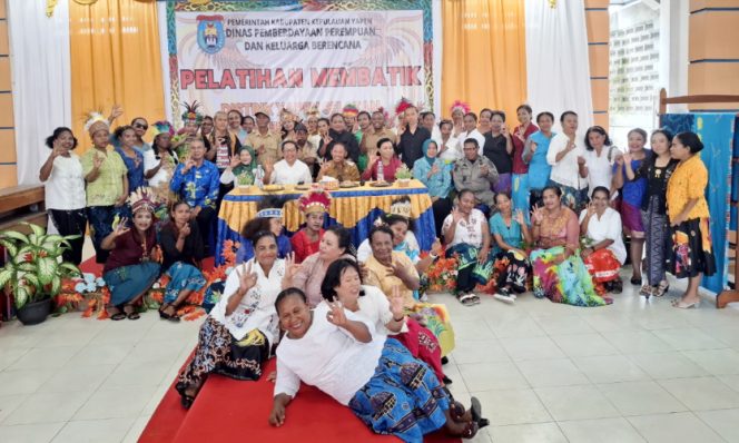 
					Wabup Kepulauan Yapen Roi Palunga, saat menutup resmi pelatihan di Aula Gereja Katolik Paroki Bunda Maria Serui. (KabarPapua.co/Ainun Faathirjal)