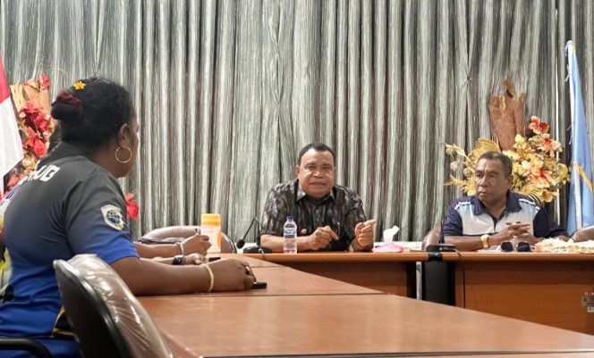 
					Bupati Kepulauan Yapen Benyamin Arisoy pimpin rapat bersama Dishub Kepulauan Yapen. (Foto dok: Humas Pemkab Kepulauan Yapen)