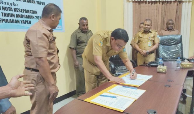 
					Penandatanganan Nota Kesepakatan KUA-PPAS APBD 2026 oleh DPRK dan Pemkab Kepulauan Yapen. (KabarPapua.co/Ainun Faathirjal)