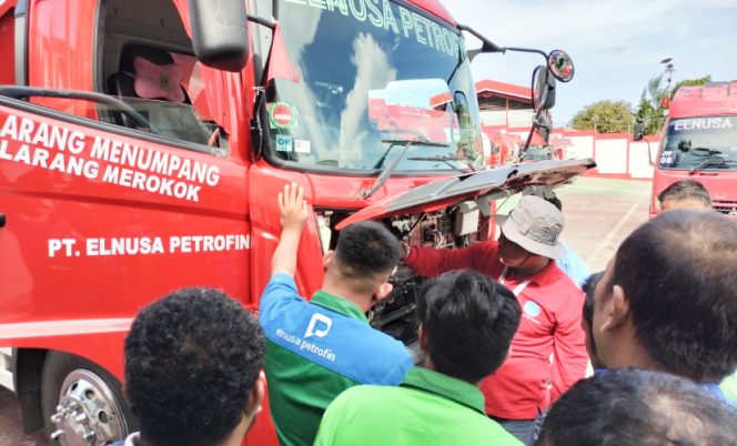 
					Garda terdepan distribusi energi, awak mobil tanki Pertamina Patra Niaga Papua dan Maluku tingkatkan kehandalan dan kewaspadaan. (Foto dok Pertamina)
