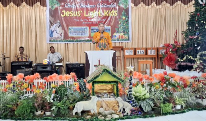 
					Plt Asisten 1 Sekda Kepuluan Yapen Yohanes Matayane saat membacakan sambutan Bupati Kepulauan Yapen Benyamin Arisoy. (KabarPapua.co/Ainun Faathirjal)
