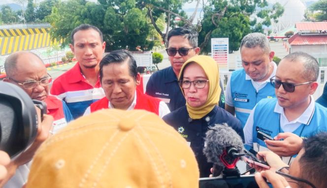 
					Ketua Tim Posko Satgas Nasional Sektor ESDM Nataru 2025-2026 Erika Retnowati didampingi Direktur Pemasaran Pusat dan Niaga PT Pertamina Patra Niaga Alimuddin Baso, GM PLN UIW Papua dan Papua Barat Diksi Erfani Umar dan EGM Pertamina Patra Niaga Regional Papua Maluku, Awan Raharjo saat memberikan keterangan ke wartawan. (KabarPapua.co/Cunding Levi)