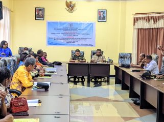 Suasana rapat paripurna DPRK Kepulauan Yapen saat pembahasan dan pengesahan dua peraturan dewan tahun 2025. (IST)


