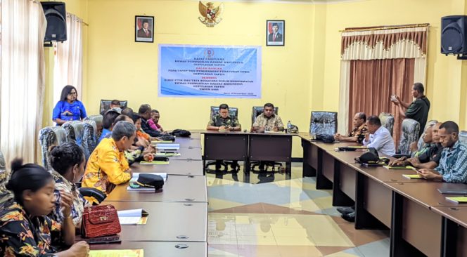 
					Suasana rapat paripurna DPRK Kepulauan Yapen saat pembahasan dan pengesahan dua peraturan dewan tahun 2025. (IST)

