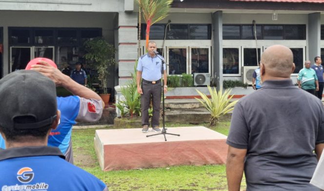 
					Saat apel gabungan di halaman Kantor Bupati Kepulauan Yapen, Jumat, 12 Desember 2025. (KabarPapua.co/Ainun Faathirjal)