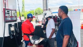Suasana pelayanan pengisian BBM di SPBU Entrop, Kota Jayapura, Papua. (KabarPapua.co/Cunding Levi)