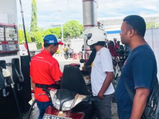 Suasana pelayanan pengisian BBM di SPBU Entrop, Kota Jayapura, Papua. (KabarPapua.co/Cunding Levi)