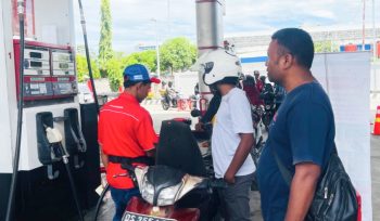 Suasana pelayanan pengisian BBM di SPBU Entrop, Kota Jayapura, Papua. (KabarPapua.co/Cunding Levi)