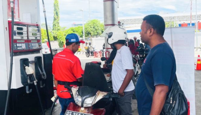 
					Suasana pelayanan pengisian BBM di SPBU Entrop, Kota Jayapura, Papua. (KabarPapua.co/Cunding Levi)