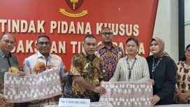 Pengembalian dana POn dari YW, Ketua Harian PON Papua XX. Sebelumnya YW juga mengembalikan Rp10 miliar dana PON  ke Kejati Papua. Foto: Imelda/KabarPapua.co