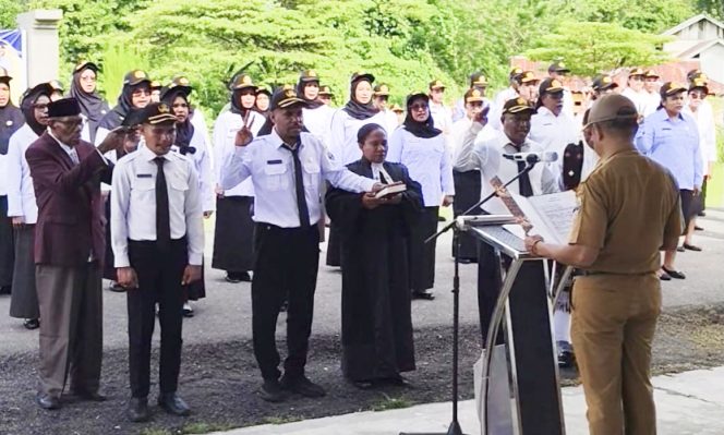 
					Sekda Kaimana, Drs. Donald R Wakil saat pengambilan Sumpah PPPK Tahap II Kabupaten Kaimana, Senin 22 Desember 2025. (KabarPapua.co/Yosias Wambrauw)