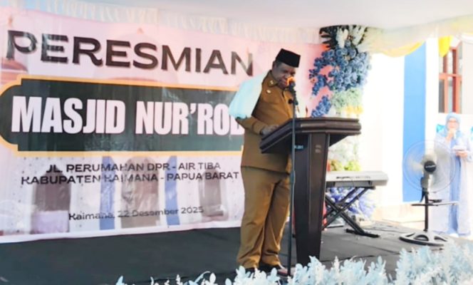 
					Sekda Papua Barat, Ali Bahan Temongmere saat memberikan sambutan di acara peresmian Masjid Nur'Rob Kaimana, Senin, 22 Desember 2025. (KabarPapua.co/Yosias Wambrauw)