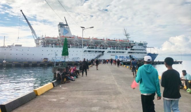 
					Suasana penumpang arus mudik Natari di Pelabuhan Domine Izak Samuel Kijne Serui. (KabarPapua.co/Ainun Faathirjal)