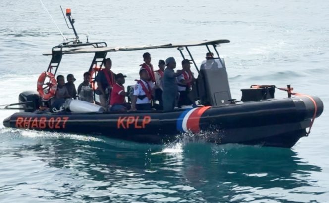 
					Petugas Kantor UPP Kelas II Serui bersama kru teknis melakukan uji coba (sea trial) Kapal Patroli RHAB 027 di perairan laut Serui sebagai persiapan operasional pengawasan laut. (Foto dok: UPP Kelas II Serui)
