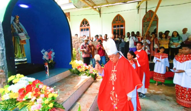 
					Uskup Manokwari Sorong, Mrg. Hilarion Datus Lega saat meresmikan dan memberkati Goa Santa Maria di Kampung Werafuta. (KabarPapua.co/Yosias Wambrauw)