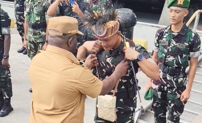 
					Wabup Kaimana, Isak Waryensi saat menyambut Danyonif TP 864/NN, Mayor Inf. Sonjaya Ardiputra di Pelabuhan Laut Kaimana, Sabtu, 6 Desember 2025. (KabarPapua.co/Yosias Wambrauw)
