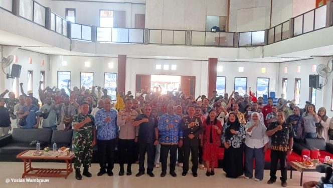
					Wabup Kaimana dan tamu undangan saat foto bersama dengan peserta pelatihan peningkatan Kompetensi KDKMP, Jumat 19 Desember 2025. (KabarPapua.co/Yosias Wambrauw)