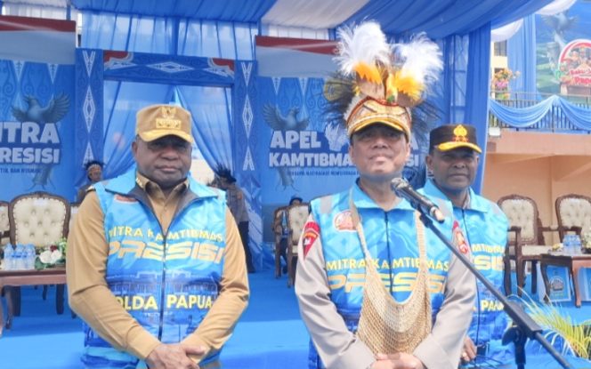 
					Wakapolri Komjen Polisi Dedi Prasetyo didampingi Kapolda Papua dan Gubernur Papua Matius D. Fakhiri. (KabarPapua.co/Imelda)